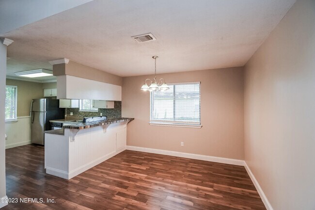 Building Photo - 10927 Horse Track Dr E