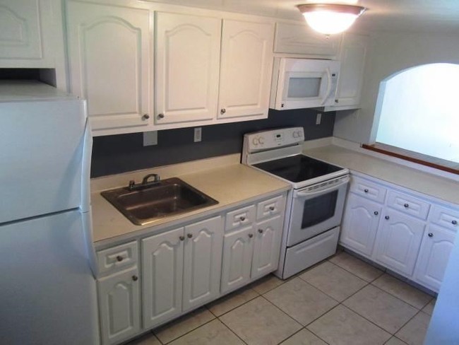 Kitchen - Dade House Apartments