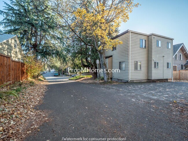 Building Photo - One Bedroom Hawthorne Apartment w/ Secure ...