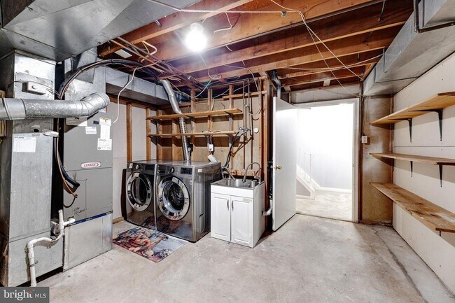 Building Photo - 18 Chantilly Ct