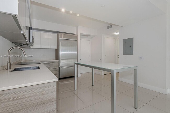 Building Photo - 1300 Brickell Bay Dr