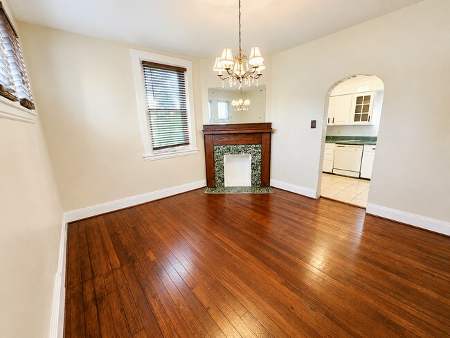 Building Photo - 2219 Edgebrook Ave