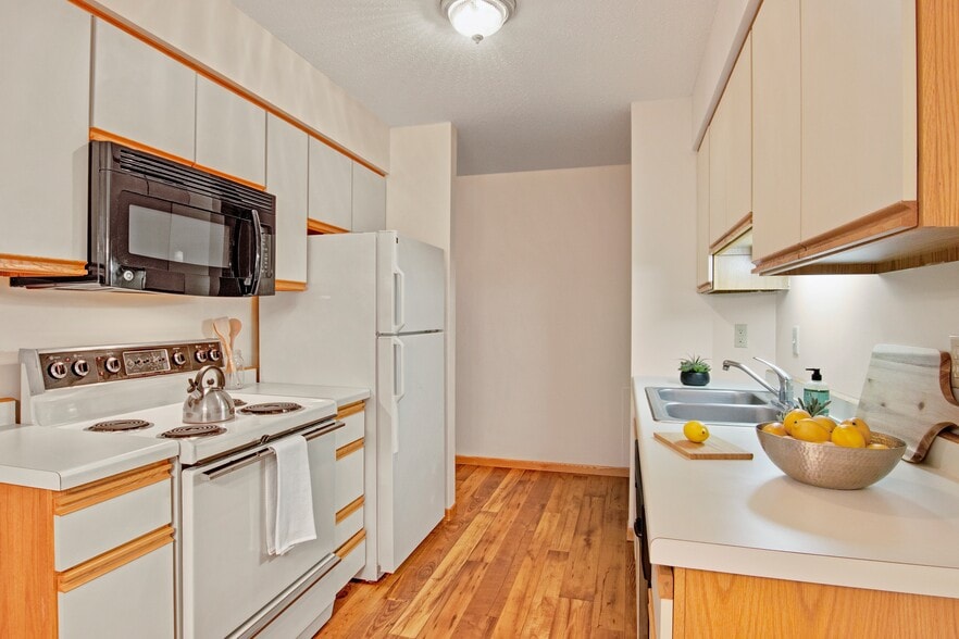 Building Photo - Plymouth Square