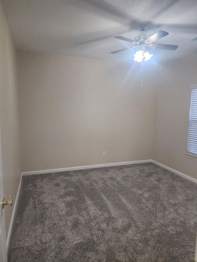 Building Photo - Wexford Condominiums - 3BR/2BA - $1550/Mo