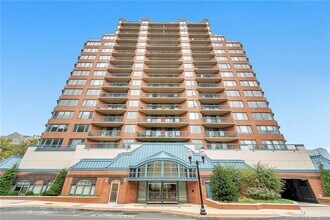 Building Photo - 25 Forest St