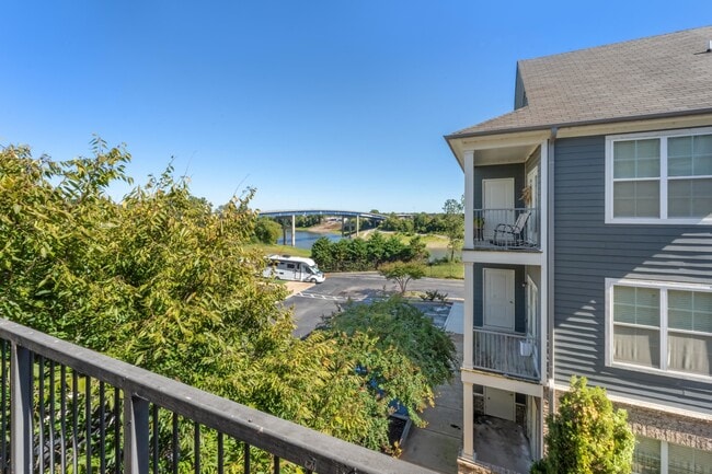 Building Photo - 380 Island Dr