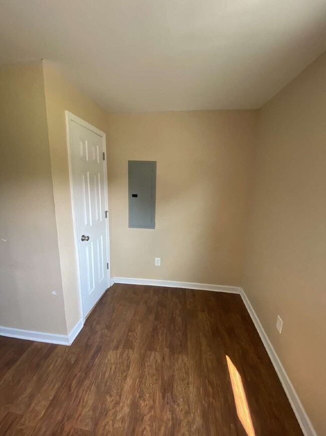Building Photo - "Cozy 1-Bedroom Top floor Retreat in West ...