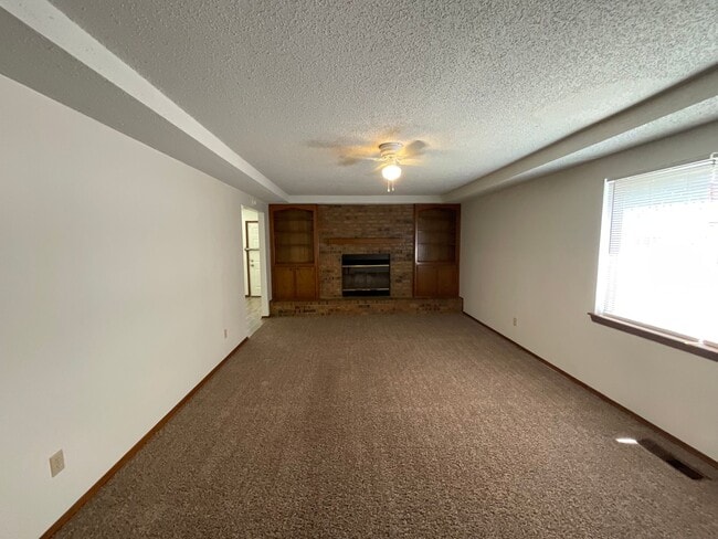 Building Photo - 3 Bed. 2 Bath, 2 Car Garage