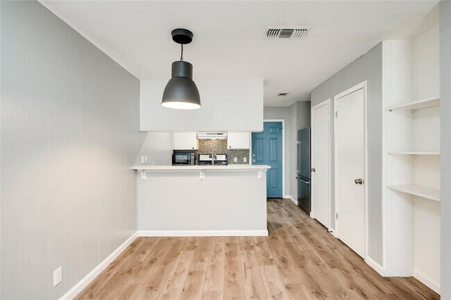 Building Photo - 838 N Meadows Dr