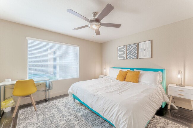 Building Photo - 2409 Town Lake Cir