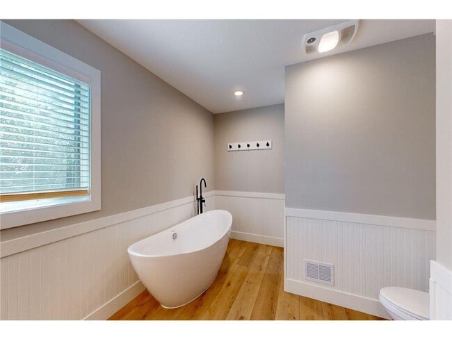 Building Photo - 311 Park St E