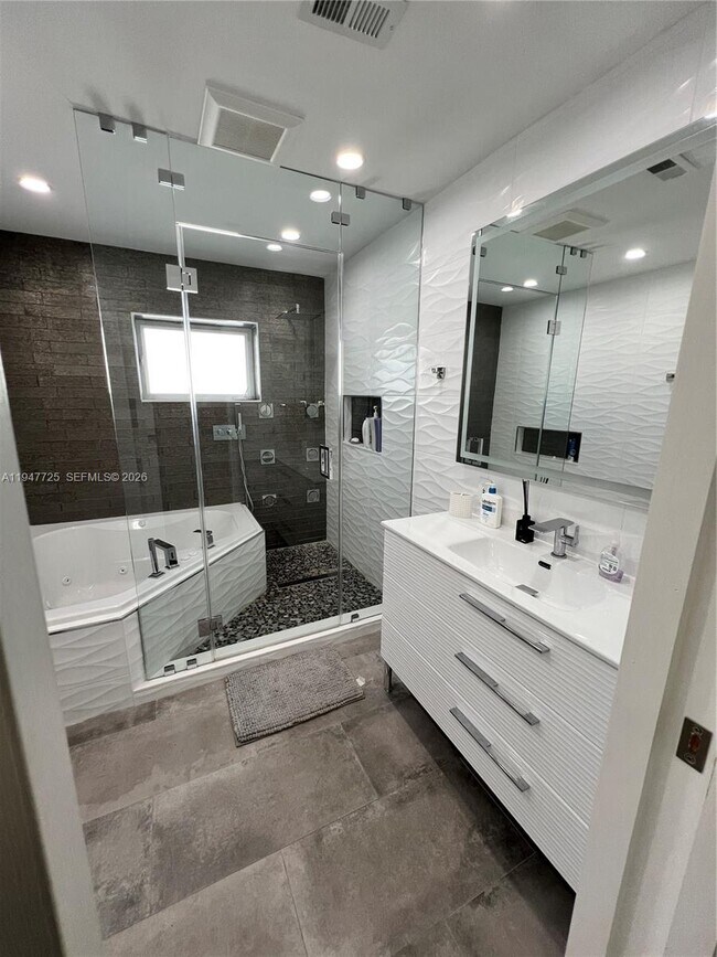 Building Photo - 5510 Bayview Dr