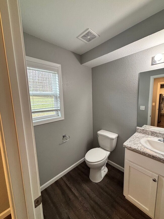 Building Photo - Sevierville 3bd/2.5bth available now!