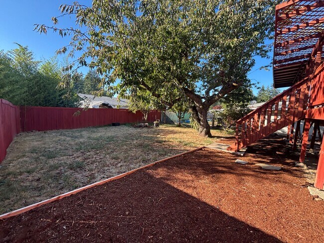 Building Photo - 2248 Madrona Dr SE