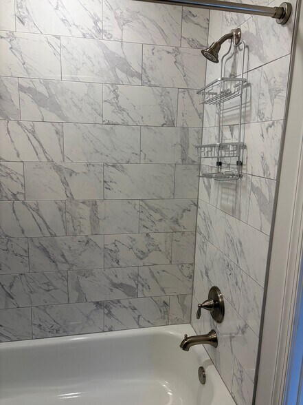 Building Photo - 15 E Read St