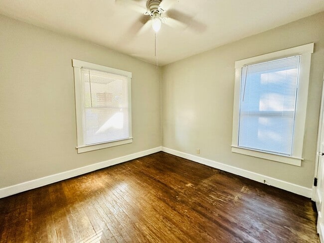 Building Photo - Updated Three Bedroom close to Churchill Downs-Section 8 accepted