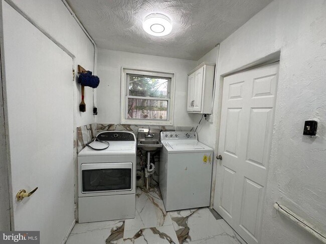 Building Photo - 682 Rennard St