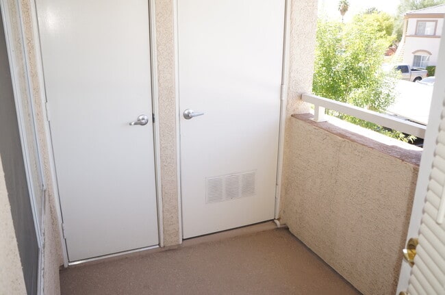 Building Photo - SPACIOUS 2 BEDROOM, 2 BATHROOM UPSTAIRS CO...