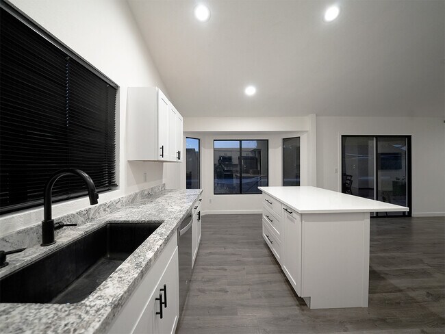 Building Photo - 4508 E Douglas Ave