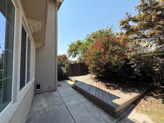 Building Photo - Lovely Laguna Pointe Condo!