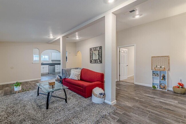 Building Photo - 560 Persimmon Pass