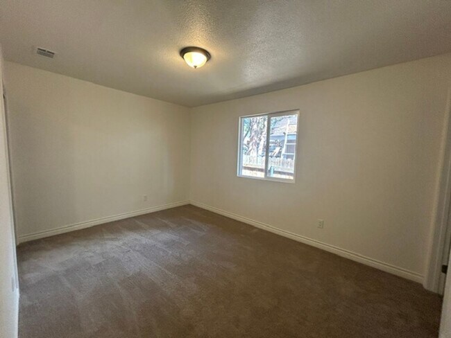 Building Photo - 448 Victoria Ln