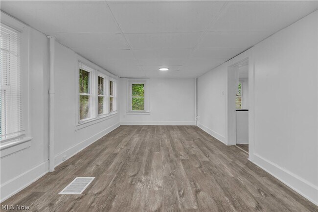 Building Photo - 712 Roselle Ave