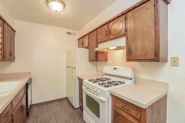 Classic unit kitchen (10FB10) - Vines at Eleanor