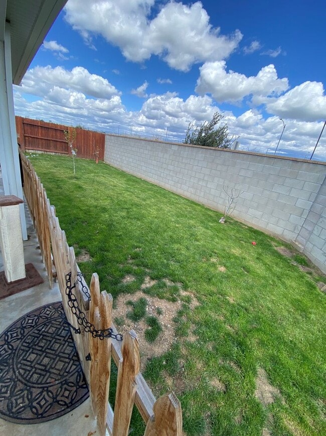 Building Photo - 4 Bed 2 Bath Home in NE Bakersfield!