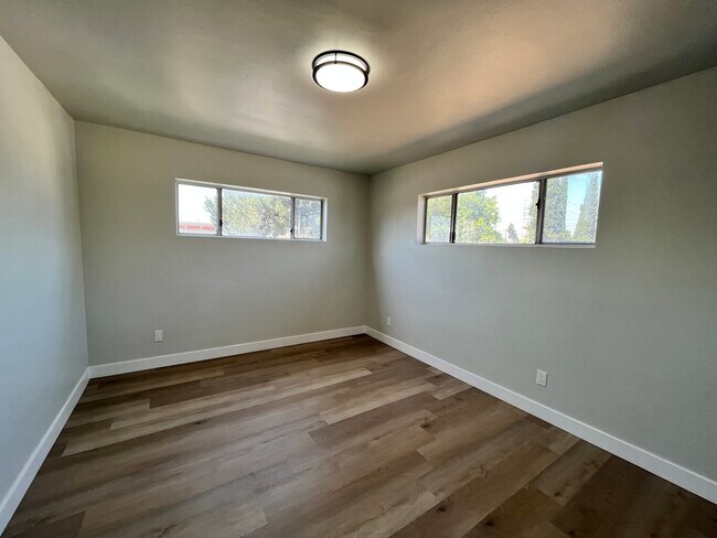 Building Photo - 1514 S Bentley Ave