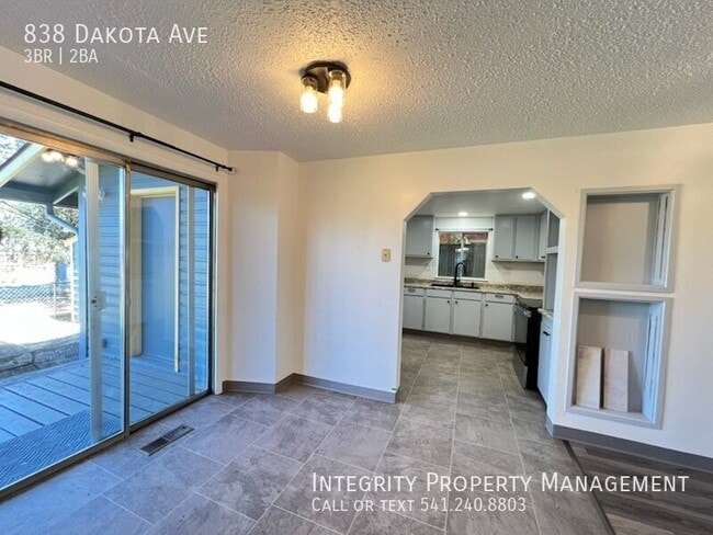 Building Photo - 838 Dakota Ave