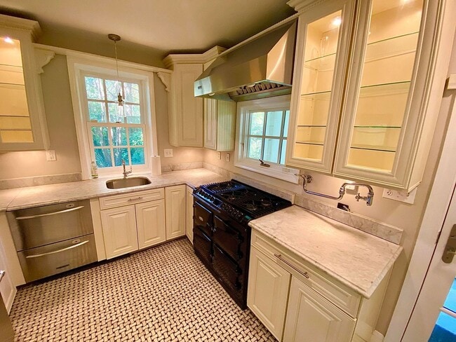 Building Photo - Stunning 4 Bed/3.5 Bath Historic Home - Be...