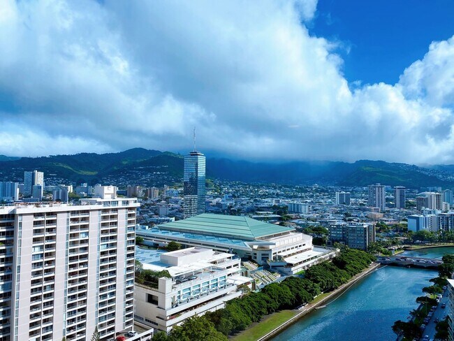Building Photo - 1551 Ala Wai Blvd