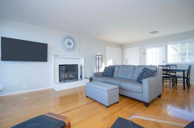 Building Photo - Top Level Stunning 1 Bedroom Furnished Fla...