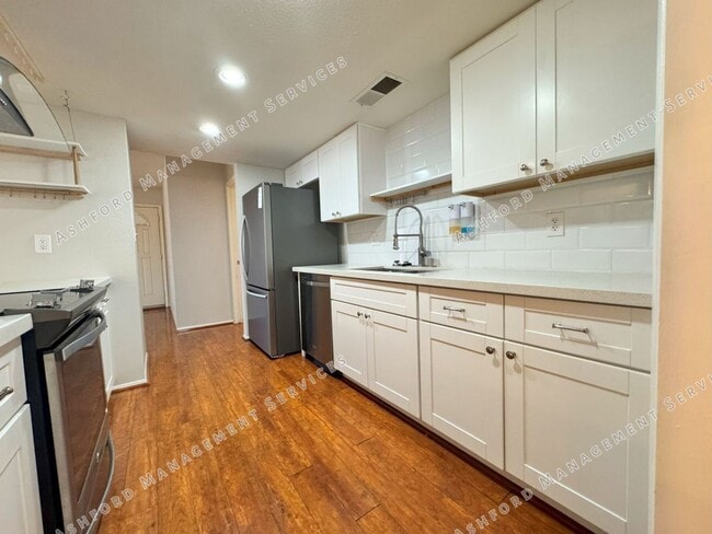 Building Photo - ***MOVE IN SPECIAL: REMODELED 4 BEDROOM HO...