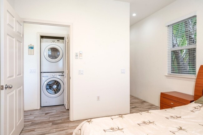 Building Photo - Beautifully Fully Furnished 2 Bed, 2 Bath ...