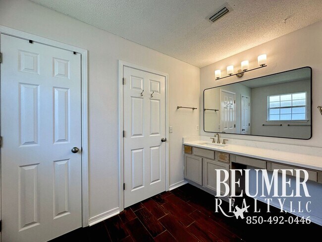 Building Photo - 3 bedroom 2 bath home with Beautiful Backyard