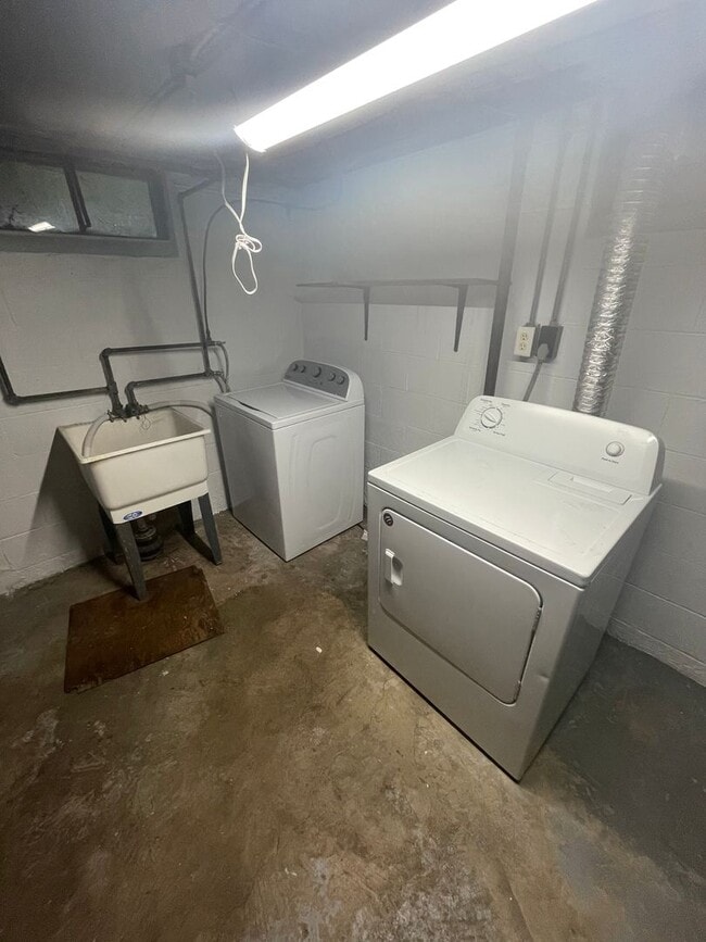 Building Photo - 3 Bedroom Single Family Home