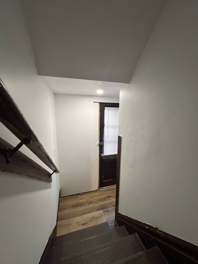 Building Photo - 32 E Northwood Ave