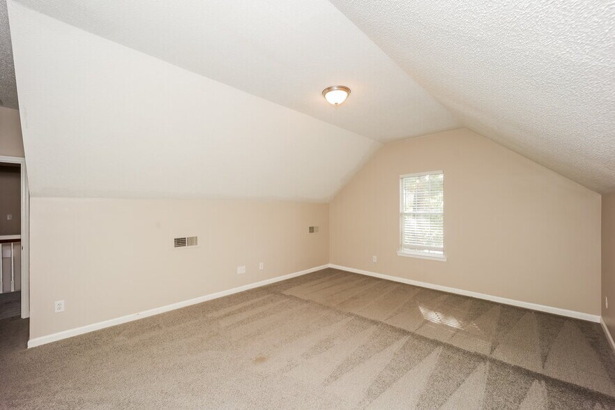 Building Photo - 19 Woodlake Dr