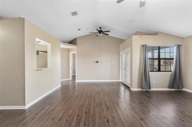 Building Photo - 208 W Maple St