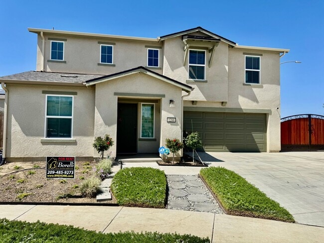 Primary Photo - Huge 5 Bedroom + Den, 3 Bath Home Close to...