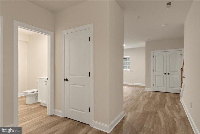 Building Photo - 264 W Ashland St