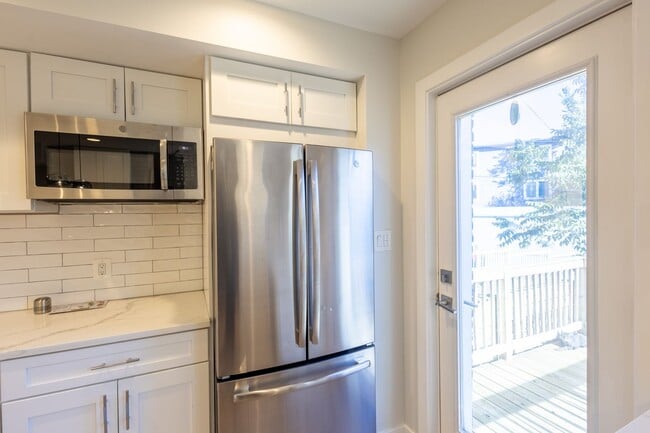 Building Photo - Beautiful 3 BR/3 BA Townhome in Brentwood!