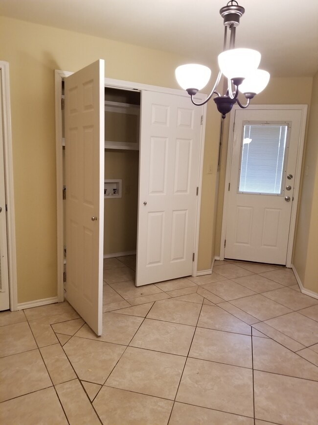 Building Photo - 20413 Oak Hollow Ln