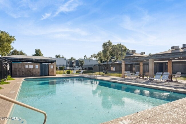 Building Photo - 286 W Palomino Dr