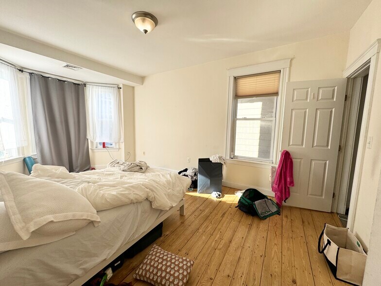 Building Photo - 37 Hillside St