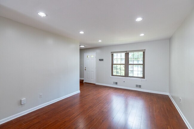 Building Photo - 2 bed 2.5 bath
