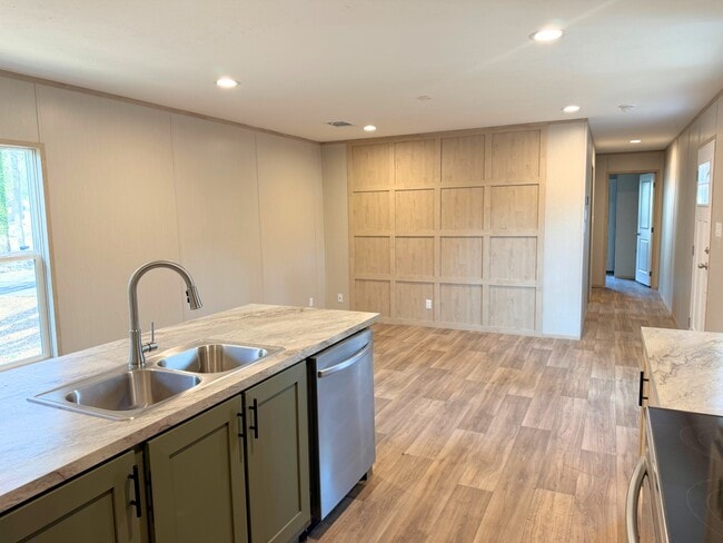 Building Photo - 52 Sutherland Ln SW