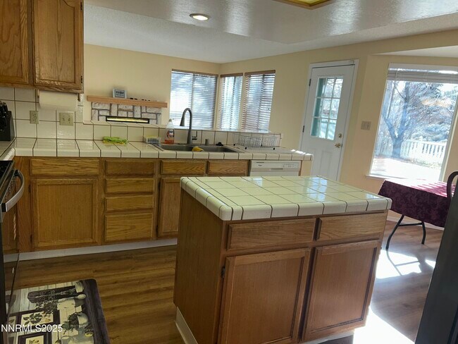 Building Photo - 1809 Lakeland Hills Dr